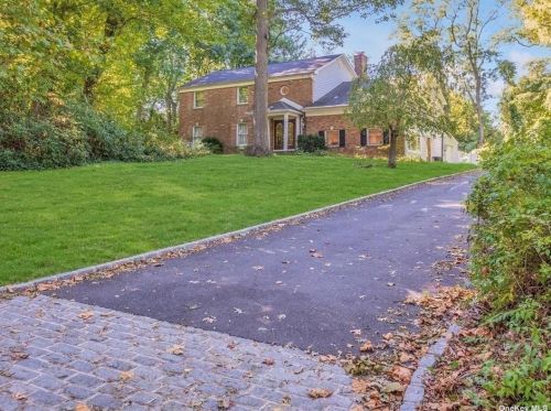 7 Pudding Ln, Huntington Station, NY 11746-6117