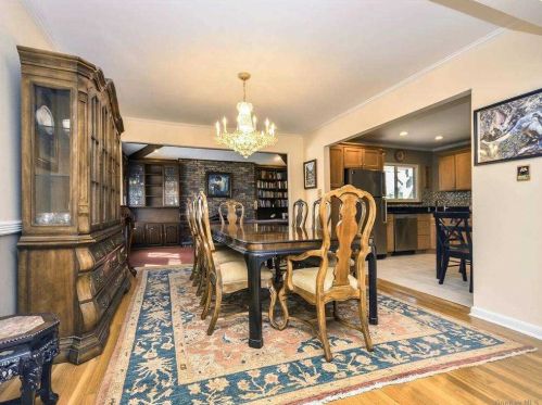 903 Gloucester Ct, Westbury NY  11590-5301 exterior