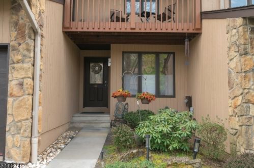4 Dogwood Ct, West Paterson, NJ 07424-3711