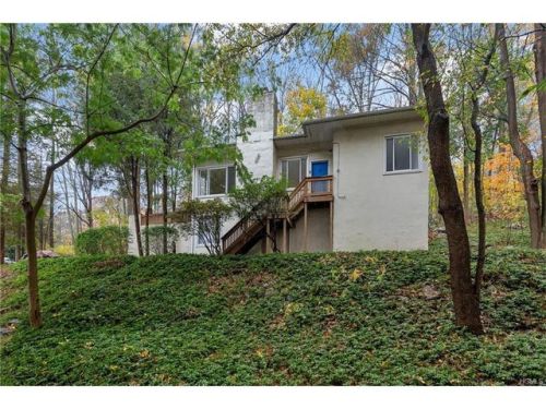 10 Greenwood Dr, Mahopac, NY 10541-5508