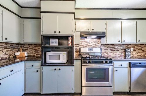 941 Suiter St, Hollister CA  95023-4631 exterior