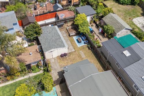 6218 Hilton St, Oakland CA  94605-1446 exterior