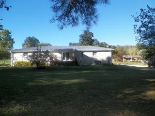 4212 Moss Hill Dr, Nunnelly, TN 37137-2824