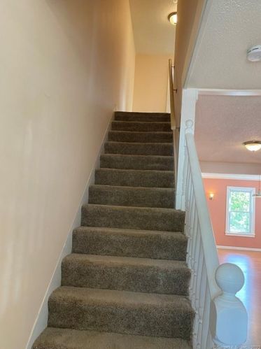 96 Charter Oak St, Manchester CT  06040-6211 exterior
