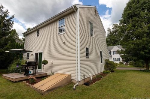 11 Fox Run Ln, New Hartford, CT 06057-2740