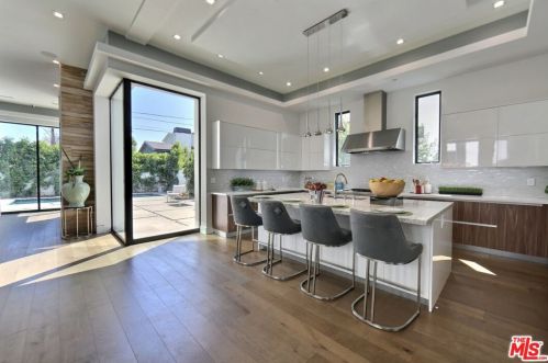 5128 Noble Ave, Van Nuys CA  91403-1376 exterior