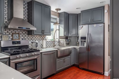 19 Lee Pl, Amityville, NY 11701-4036