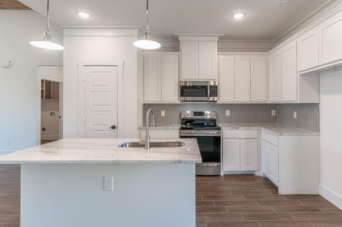 2204 Forest Hill Ln, Granbury, TX 76048-6489