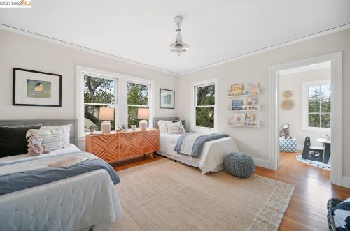 1230 Holman Rd, Oakland CA  94610-2541 exterior