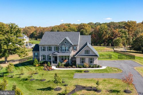 10244 Forest Lake Dr, Great Falls VA  22066-3609 exterior