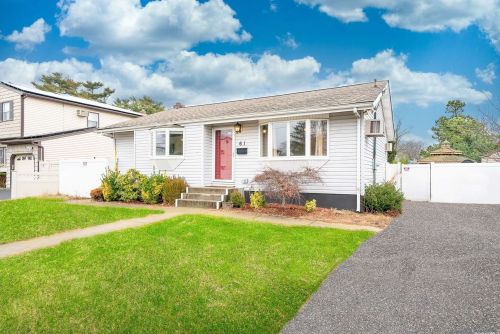 61 Lenox Rd, Babylon, NY 11704-5635