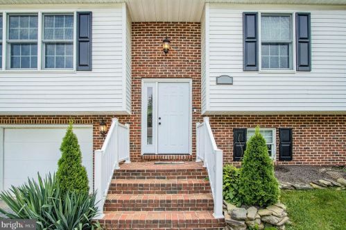 2 Yankee Dr, Mount Holly Springs, PA 17065-1036