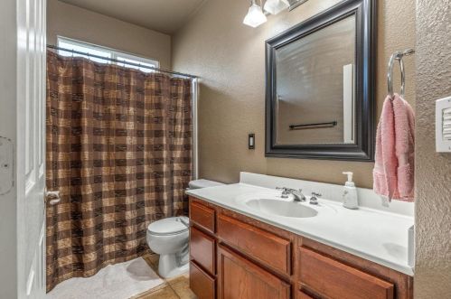 1451 Primavera Ave, Manteca CA  95336-6450 exterior