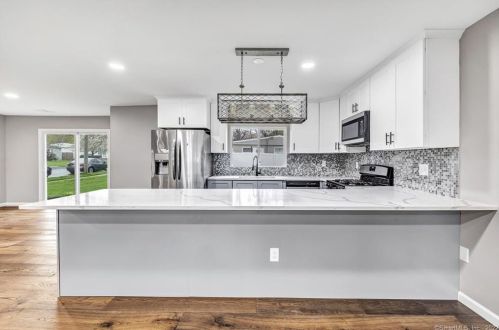 390 Marina Dr, Stratford CT  06614-2934 exterior