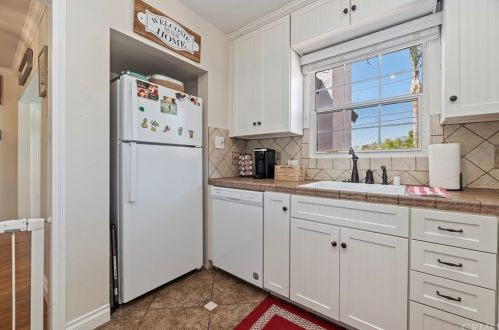 4875 Sunnyside Dr, Riverside CA  92506-2379 exterior