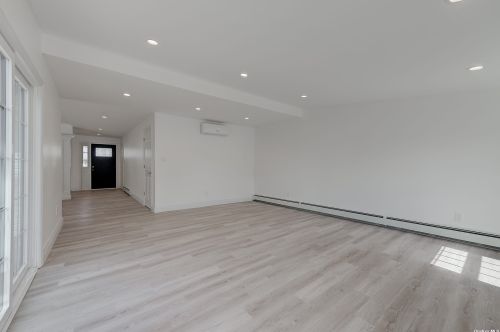 27 Walnut Ln, Hicksville NY  11801-5737 exterior