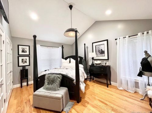 881 Howard Ave, Bridgeport CT 06605-1924 exterior