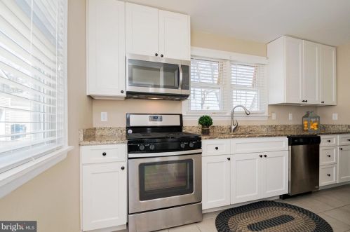 2 Robert Rd, New Castle DE  19720-3925 exterior