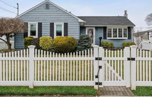 28 Nehring Ave, Babylon, NY 11702-2412