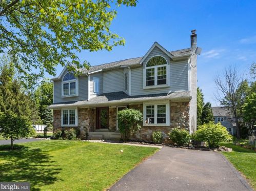 4 Pearl Dr, Gardenville PA  18901-3347 exterior