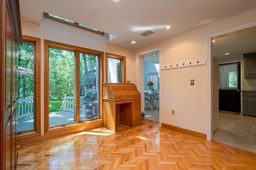 258 Shore Dr, Salem NH  03079-1694 exterior