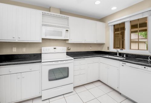10326 Savannah Ct, Thiensville, WI 53092-5417