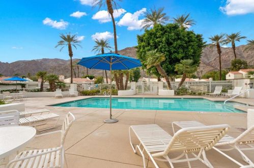 49205 Avenida Vista Bonita, La Quinta CA  92253-2534 exterior
