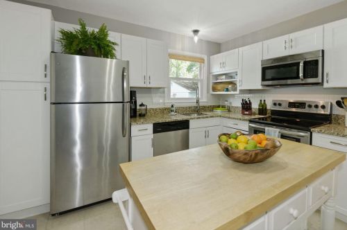 1268 Redwood Ct, Herndon VA  20170-3634 exterior