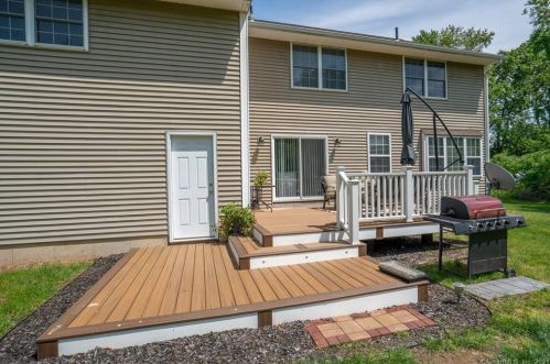 27 Pease Rd, East Windsor CT  06016-9002 exterior