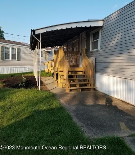 61 Bayshore Mobile Mnr, Hazlet NJ  07730-4134 exterior