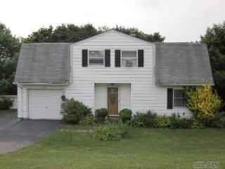 26 Hofstra Dr, Farmingville, NY 11738-1452