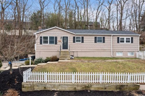 38 Belmont Rd, Scotts Beach, NY 11789-2413