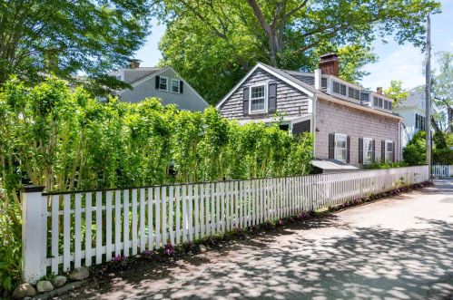 37 School St, Marthas Vineyard, MA 02539-8110