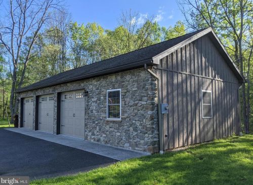 944 Water St, Charnita, PA 17320-9222