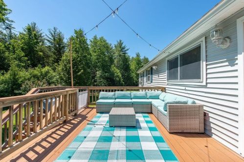 156 Raymond Rd, Deerfield NH  03037-1507 exterior