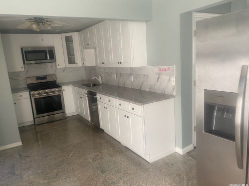 211 Nicholai St, Hicksville NY  11801-3827 exterior