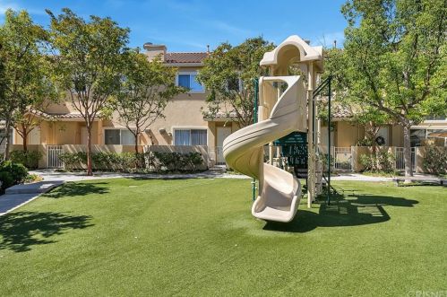 25777 Perlman Pl, Santa Clarita CA  91381-2366 exterior