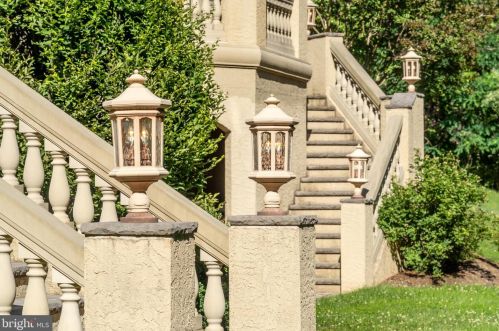 608 Kentland Dr, Great Falls VA  22066-1030 exterior