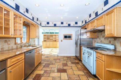 353 Hussey Rd, Mount Vernon NY  10552-2305 exterior