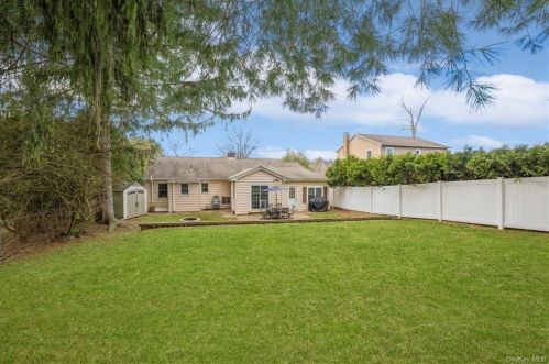 1724 Summit St, Yorktown Hgts NY  10598-4620 exterior