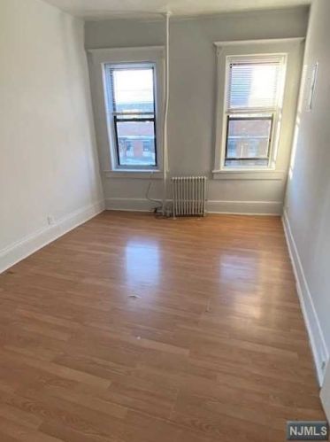 276 Broad Ave, Palisades Park NJ  07650-1575 exterior
