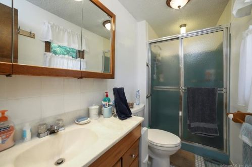 7 White Oak Dr, Southington CT  06489-3835 exterior