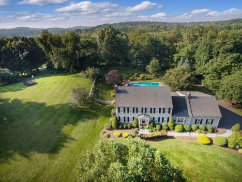 19 Schoolhouse Pl, Ridgefield, CT 06877-1025