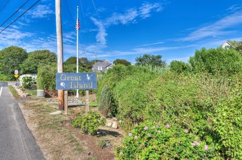 17 Goose Island Rd, South Kingstown, RI 02882-5310