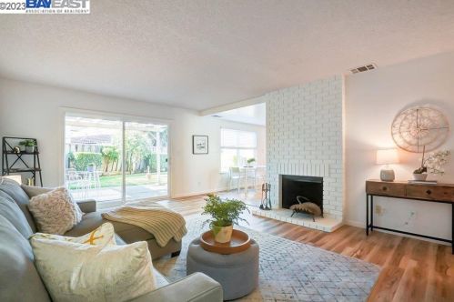 32824 Oakdale Ct, Union City CA  94587-5426 exterior