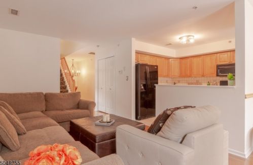 18 Springholm Dr, Berkeley Heights NJ  07922-2721 exterior