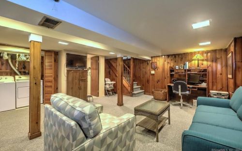 51 Westwood Rd, Milford CT  06461-2752 exterior