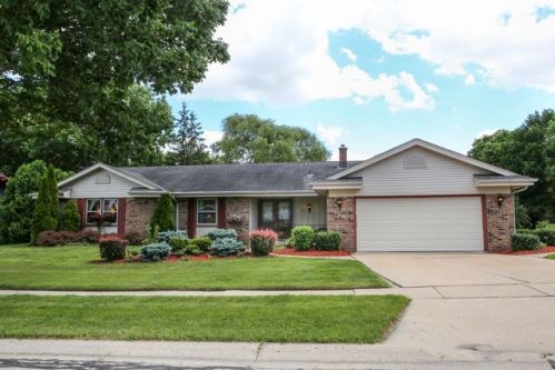 8925 Glenwood Dr, Greendale, WI 53129-1533