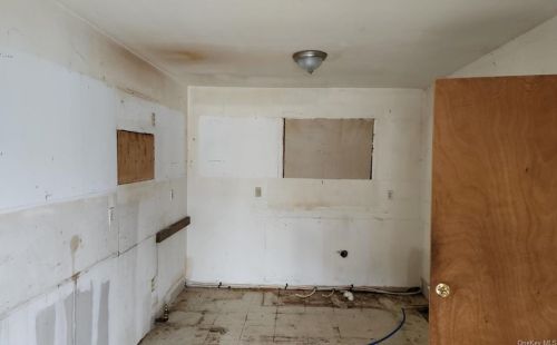 38 Crescent Pl, Middletown NY  10940-5627 exterior