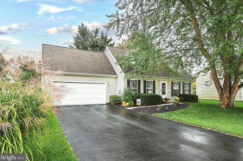 1677 Taylor Dr, Hanover, PA 17331-9474